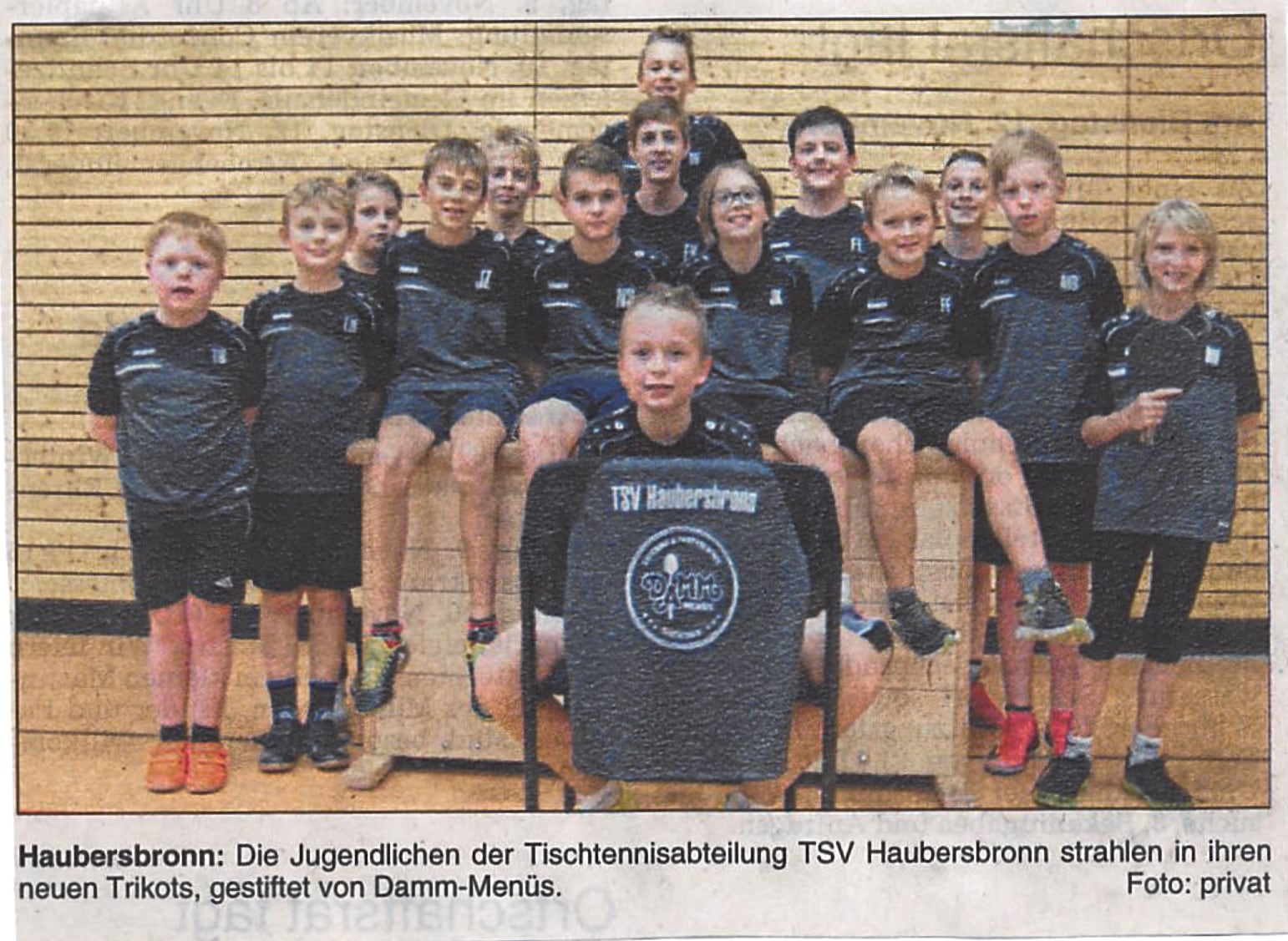 Die Jugendlichen der Tischtennisabteilung TSV Haubersbronn strahlen in Ihren neuen Trikots, gestiftet von Damm-Menüs.